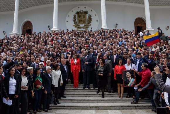 Representantes eleitos para a Assembleia Nacional Constituinte posam para foto oficial em frente ao Parlamento em Caracas Cristian Hernández/EFE