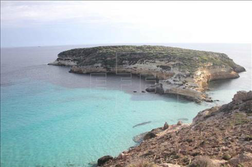 Embarcação com 200 imigrantes naufraga perto da ilha de Lampedusa