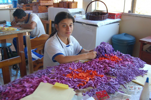 Alunos da Escola Especial Renascer de Amambai desfilam em evento beneficente Chá acontece no dia 5 de julho / Foto: Divulgação