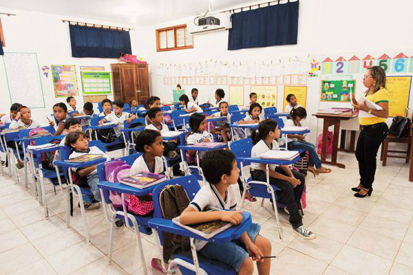 Apenas 4,5% das escolas têm infraestrutura completa prevista em lei Apenas 4,5% das escolas têm infraestrutura completa prevista em lei