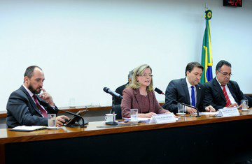 Gleisi Hoffmann pediu tranquilidade a índios e produtores rurais (Foto: Lúcio Bernardo Jr./ABr)