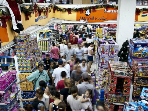 Serviços e comércio lideram criação de empregos em 2012