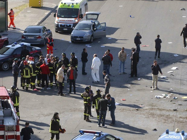 Polícia italiana realiza um cerco em toda a região da explosão (Foto: Max Frigione/AP)