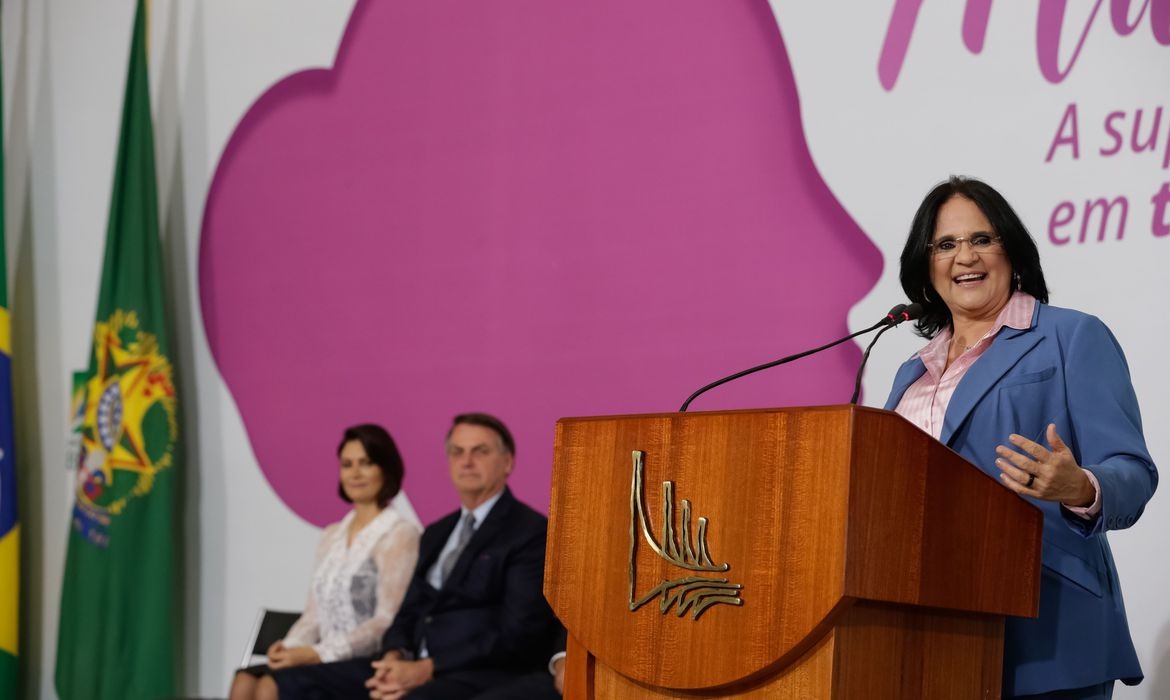 Damares anuncia campanha para mulheres entrarem na política PR