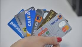 Taxa de juros de pagamento mínimo do cartão cai para 230,4% em junho Para quem não quitou ou atrasou o pagamentodo mínimo da fatura, a taxa subiuArquivo/ABR