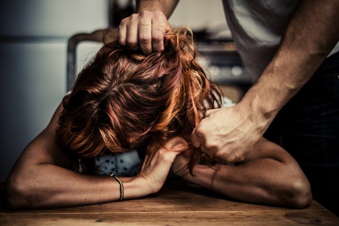 É sobre misoginia: homicídio de mulheres cai, mas feminicídio aumenta (lolostock/ThinkStock)