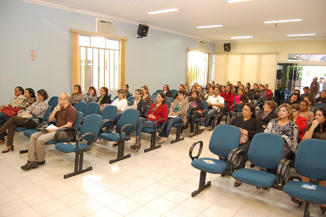 Professores e diretores de escolas das redes municipal e estadual de Amambai estiveram presentes no seminário organizado pela Unopar/Celq. Foto: Moreira Produções.