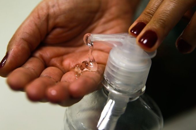 Álcool em gel não evita infecção por novo coronavírus? É fake! O álcool gel é, sim, eficaz para reduzir o risco de infecções. (Foto: Marcello Casal Jr/Agência Brasil/Saúde é Vital)
