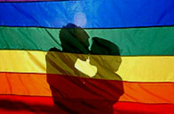 Homossexuais pedem reconhecimento das relações afetivas e menos preconceito