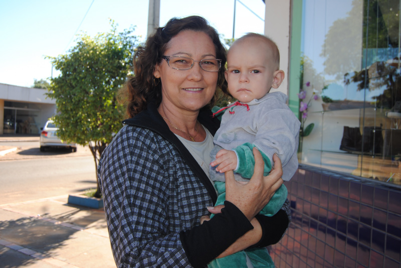 Angela Bonomo e o neto Giovani.