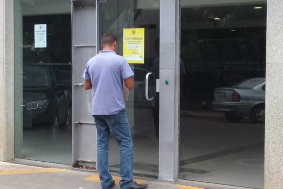 Banco do Brasil fechou 185 agências bancárias desde o anúncio de reestruturação Cliente se depara com agência do Banco do Brasil fechada, em Brasília Alex RodriguesFoto: Divulgação