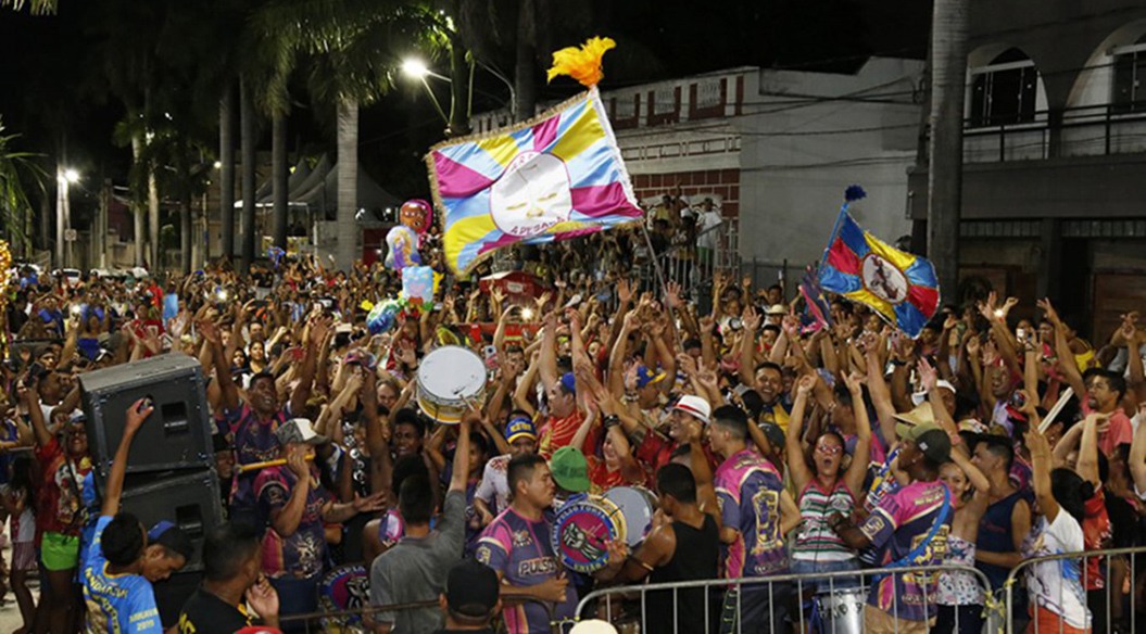 Comunidade da escola A Pesada comemora mais um título no carnaval corumbaense. Foto: Renê Márcio Carneiro