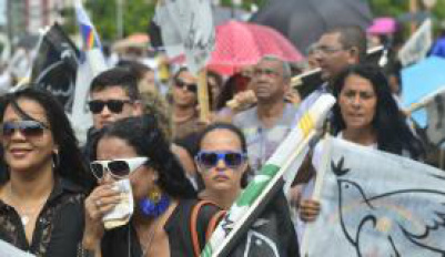 A todo instante, as pessoas que estão na fila se emocionam ao ver o caixão de Campos. Algumas fazem reverências ao ex-governadorFernando Frazão/Agência Brasil