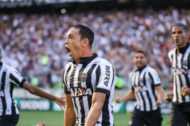 Atlético-MG decide na bola parada e sai na frente do Cruzeiro Ricardo Oliveira marcou dois para o Atlético-MG (Foto: Gazetapress)