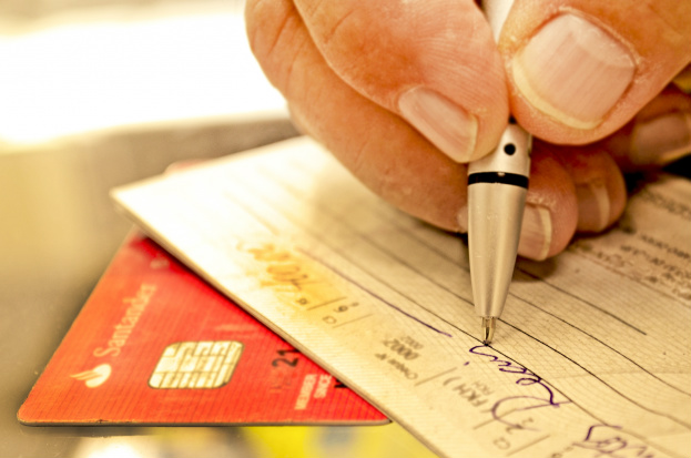 Taxa de juros do cheque especial chega ao recorde de 311,3% ao ano Taxa de juros do cheque especial chega ao recorde de 311,3% ao ano
