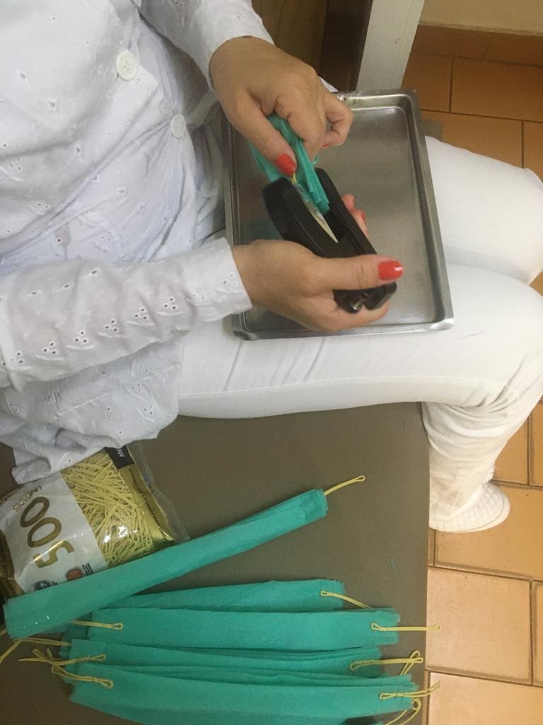 Casa de Saúde Divina Providência produz máscaras e disponibiliza a pacientes As máscaras estão sendo confeccionadas com TNT / Foto: Casa de Saúde Divina Providência