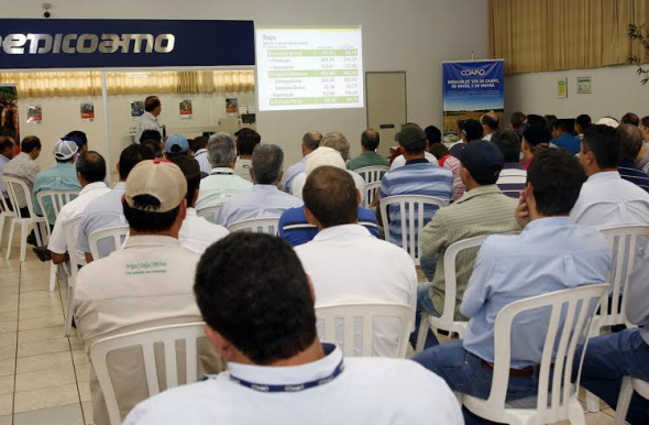 Presidente da Coamo reúne-se com cooperados em Amambai Presidente da Coamo reúne-se com cooperados em Amambai