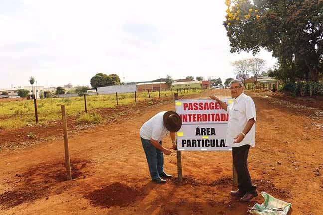 Senhor se apodera de terreno e fecha rua da cidade em Sidrolândia Manoel Bento Nantes, que se apresentou como o dono da área, durante fechamento da via. Foto: Reginaldo Mello/Região News