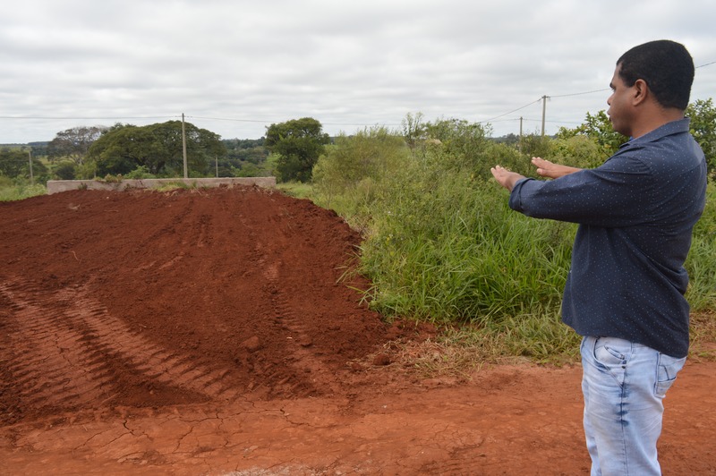 Secretário Municipal de Habitação, David Nicoline durante vistoria dos terrenos / Foto: Moreira Produções