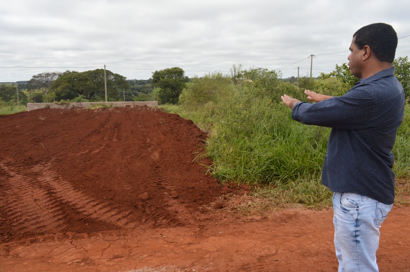 Projeto habitacional no Loteamento dos Ipês em Amambai será retomado Secretário Municipal de Habitação, David Nicoline durante vistoria dos terrenos / Foto: Moreira Produções