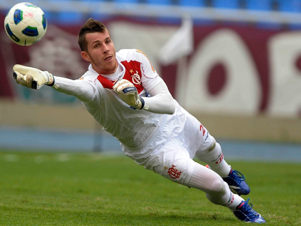Goleiro pega pênalti de Juan e Flamengo engata a quinta vitória