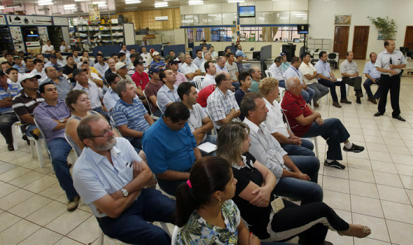 Presidente da Coamo reúne-se com cooperados em Amambai Presidente da Coamo reúne-se com cooperados em Amambai