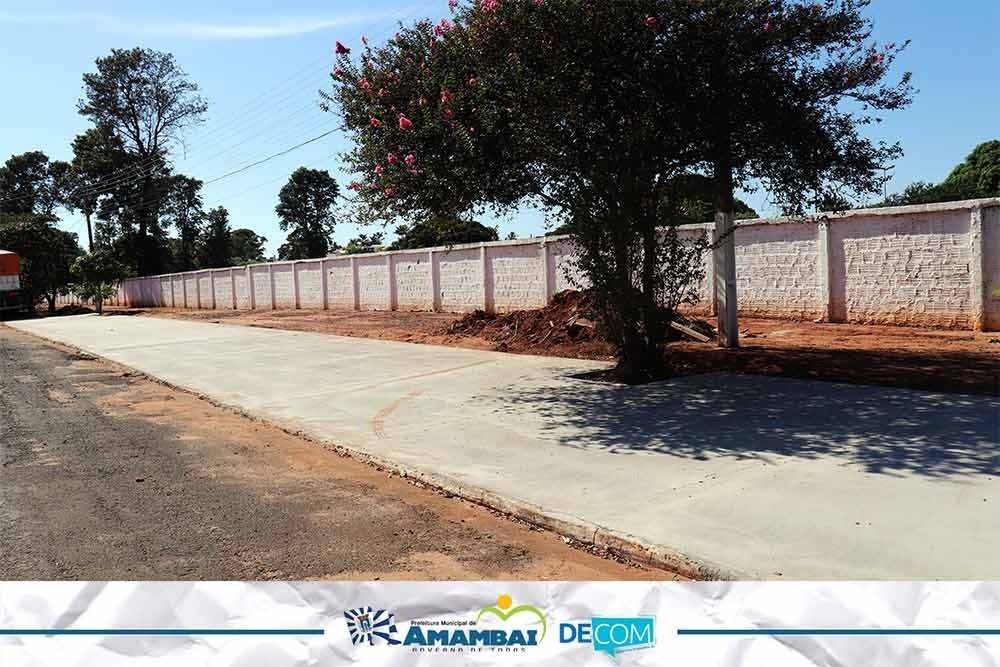 Prefeitura constrói estacionamento em escola e cemitério de Amambai Foto: Decom