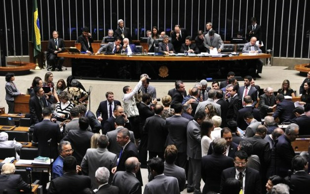 Deputados aprovam urgência para o Pré-sal que retira recursos da educação