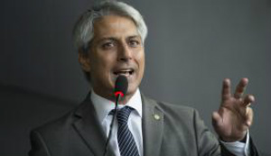 Deputados vão recorrer ao STF contra aprovação de emenda da maioridade penal Para Alessandro Molon, o comportamento do presidente compromete a democracia / Foto:Marcelo Camargo