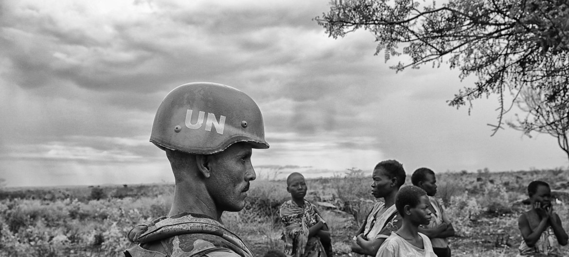Conflito agrava-se e 10 trabalhadores humanitários estão desaparecidos Membro da Unmiss acompanhando pessoas deslocadas internamente.