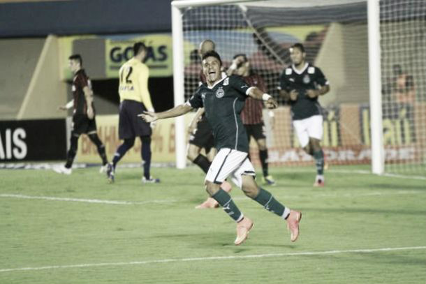 Goiás bate Atlético-PR e volta a vencer no Campeonato Brasileiro