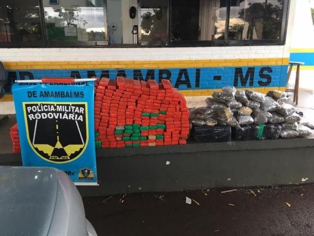 Dupla é presa com 426 quilos de droga que seria entregue em Belo Horizonte Tabletes de maconha e pacotes de skank que eram transportados pelos suspeitos. (Foto: Divulgação/PMR)