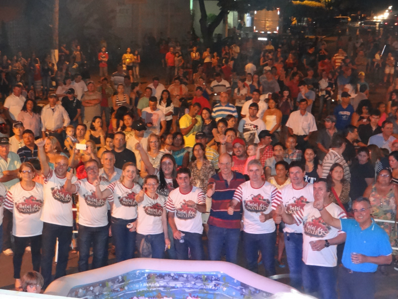 Prêmios da campanha Natal de Sonhos são sorteados em Amambai O carro Onix 0KM foi o prêmio principal do sorteio / Foto: Moreira Produções