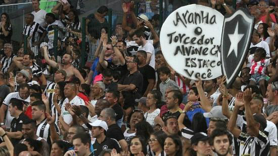 Torcedores manifestam apoio ao goleiro Aranha