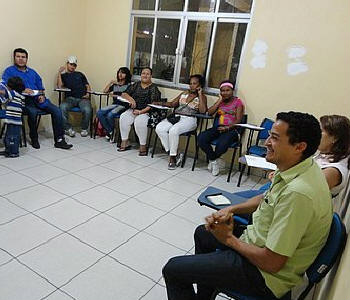 Aulas de português ajudam a integrar refugiados no Brasil, diz Acnur Aula para refugiados (Crédito: Acnur/Isabela Mazão)
