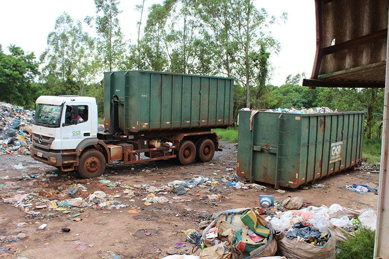 Toneladas de lixo de Amambai são destinadas para aterro licenciado Oca Ambiental destinou, nesse Domingo (03), cerca de 80 toneladas de lixo para o aterro licenciado em Dourados. Serviço é realizado de forma pontual para evitar o acúmulo de dejetos / Foto: Decom