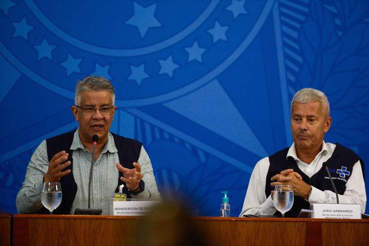 Covid-19: Brasil registra 941 mortes desde início de pandemia O secretário de Vigilância em Saúde, Wanderson de Oliveira, e o secretário executivo do Ministério da Saúde, João Gabbardo dos Reis, durante a divulgação de boletim sobre a Covid-19 / Foto: Marcello Casal Jr/Agência Brasil