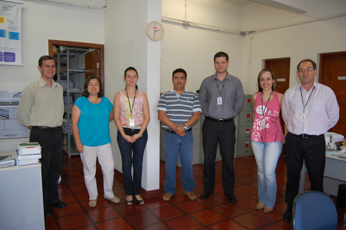 Semana da Conciliação promove acordos judiciais em Amambai O diretor da Justiça do Trabalho de Amambai (D) Paulo Brescovit com a equipe do Cartório e a juíza Fátima Regina de Saboya Salgado (de azul). Foto: Moreira Produções.