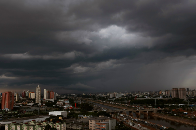 Céu claro com possibilidade de pancadas de chuva à tarde em algumas regiões