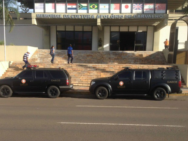 Gaeco na sede da Fundação de Cultura de MS durante operação Fantoche (Foto: Nadyenka Castro/G1 MS)