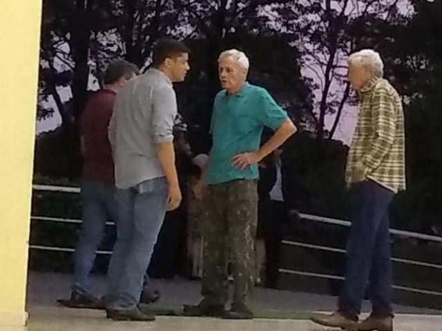"Vocês jogaram na lama nome do meu filho", diz PM que teve filho executado Paulo Roberto, de cinza, no velório do filho, ontem, no Memorial Park (Foto: Direto das Ruas)