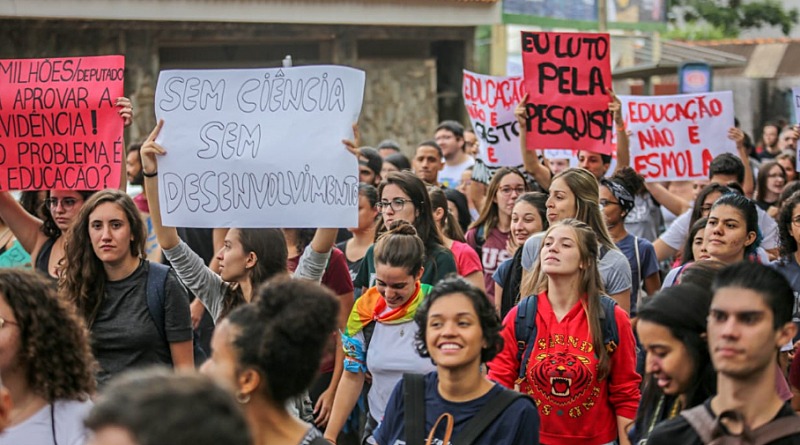 Sob cortes de orçamento e constantes ataques do governo, instituições públicas mostram relevância do investimento em educação / Foto: Filipe Peres