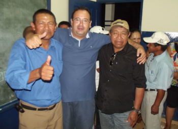Com 527 votos, Italiano Vasquez é eleito capitão da Aldeia Amambai Vice- prefeito eleito, Dr. Bandeira com a nova liderança da Aldeia Amambai, Italiano Vasques(e) e Arsêncio Vasques(d).(Sergio da Luz)