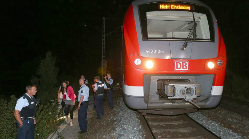 Estado Islâmico reivindica ataque em trem; autoridades alemãs não confirmam Estado Islâmico reivindica ataque em trem; autoridades alemãs não confirmam
