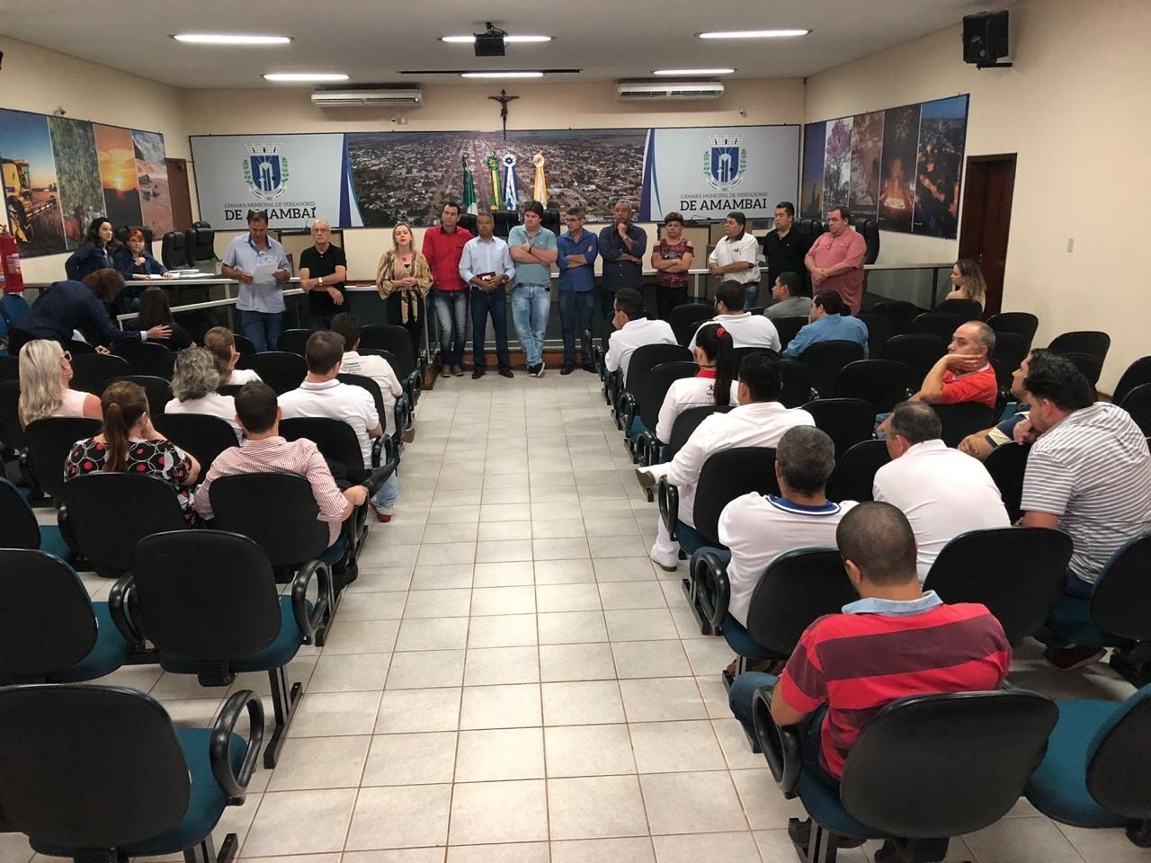 Câmara realiza reunião com proprietários de farmácias Vereadores e representantes de farmácias durante reunião no plenário Lourino Jesus de Albuquerque, na manhã de quarta-feira (10) / Foto: Assessoria