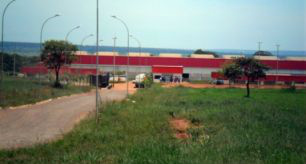 A capacidade de abate dos frigoríficos em operação é de até 16,4 mil cabeças de bovinos por dia, porém por dia são abatidos13,2 mil