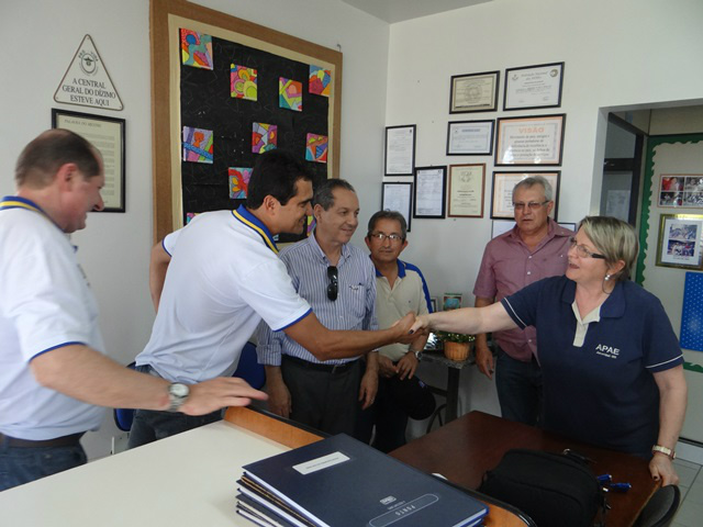 Na Escola Especial Renascer, os rotarianos foram recebidos pela diretora Mires Sotilli.