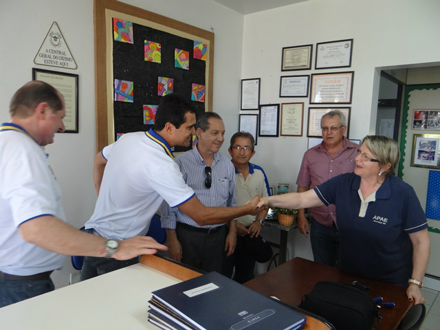 Visita do governador do Rotary a Amambai reforça importância do clube Na Escola Especial Renascer, os rotarianos foram recebidos pela diretora Mires Sotilli.
