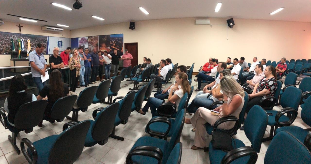 Câmara realiza reunião com proprietários de farmácias Vereadores ouviram as opiniões dos empresários. As informações obtidas decidirão nas intenções de votos na próxima segunda-feira (15).