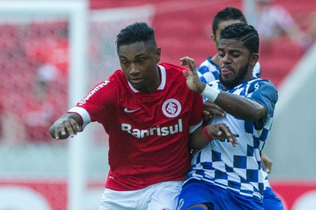 Vitinho estreia com dois gols, mas Internacional cede empate em 4 a 4 Vitinho estreia com dois gols, mas Internacional cede empate em 4 a 4